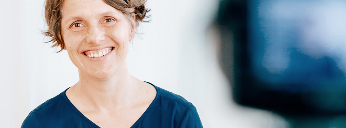 Raum für Yoga Iserbrook, Yogamatten im Yogaraum im Sonnenlicht, Detail 2