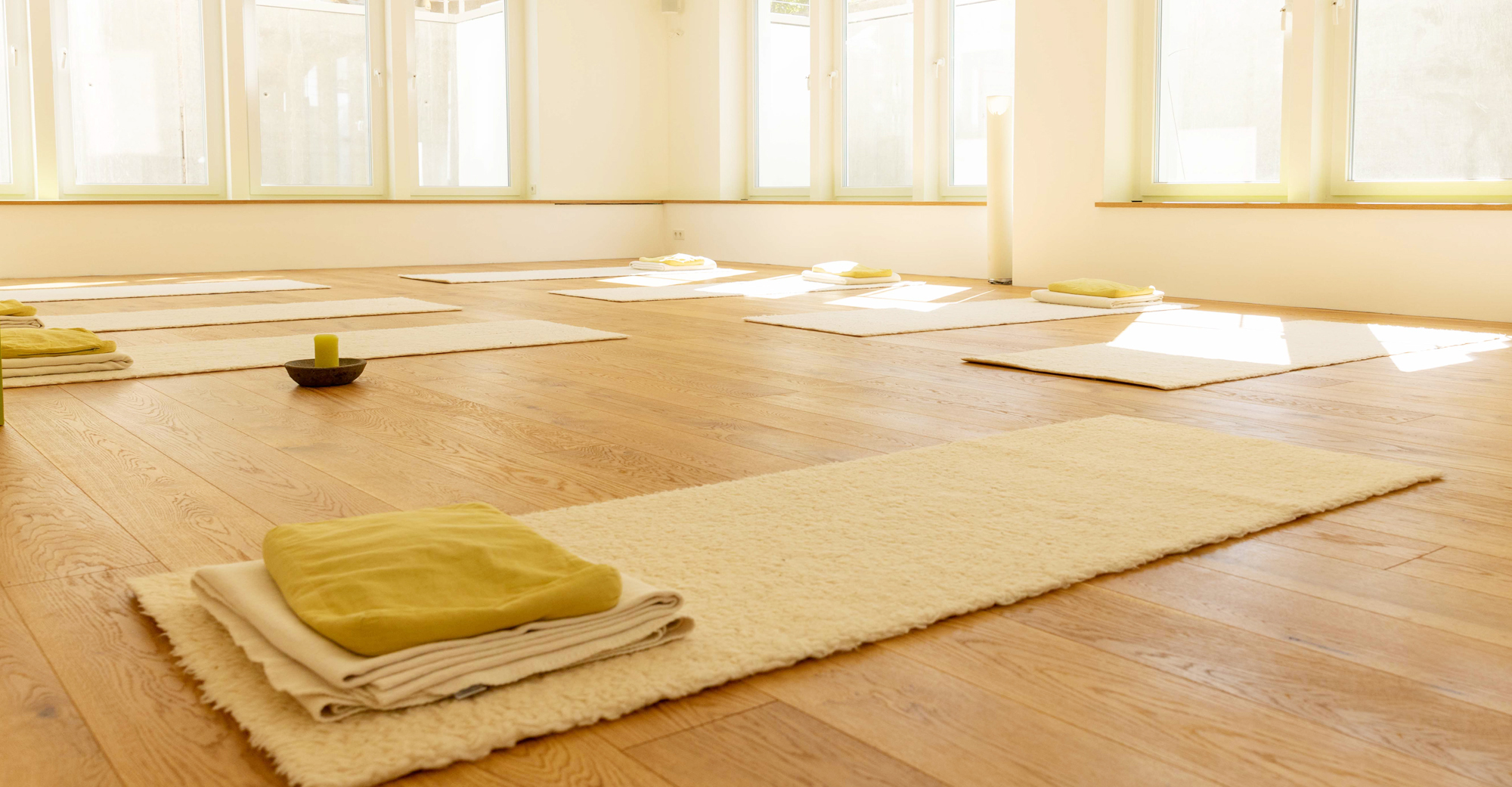 Raum für Yoga Iserbrook, Yogamatten im Yogaraum im Sonnenlicht, Detail 2